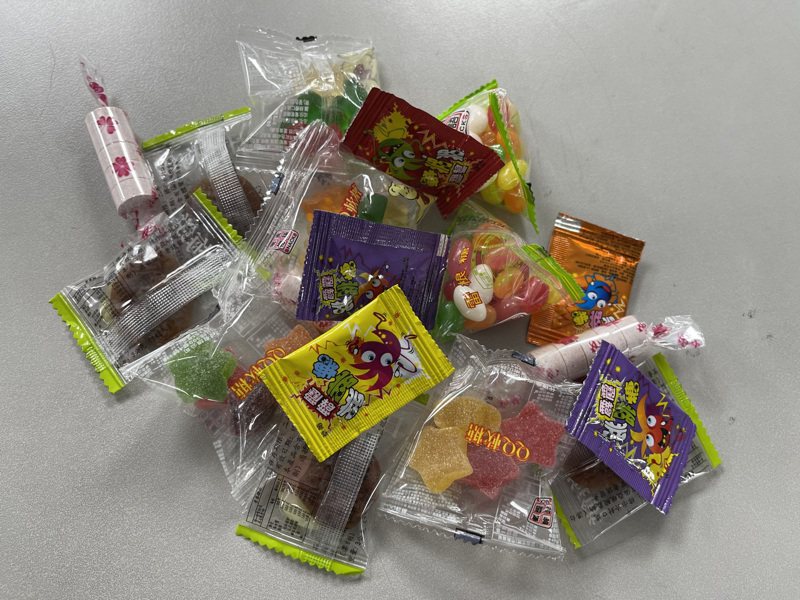 新北市少年隊透過課程發送糖果的方式，提醒青少年「小心毒品就在身邊」。圖／新北市少年隊提供