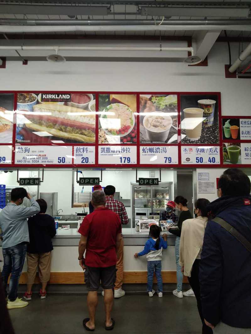 有網友發現，好市多的凱薩雞肉沙拉又漲價了。 圖擷自臉書社團「COSTCO 好市多 消費經驗分享區」