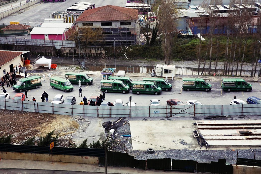 2020疫情高峰期在伊斯坦堡市中心的殯儀車。 圖／路透社