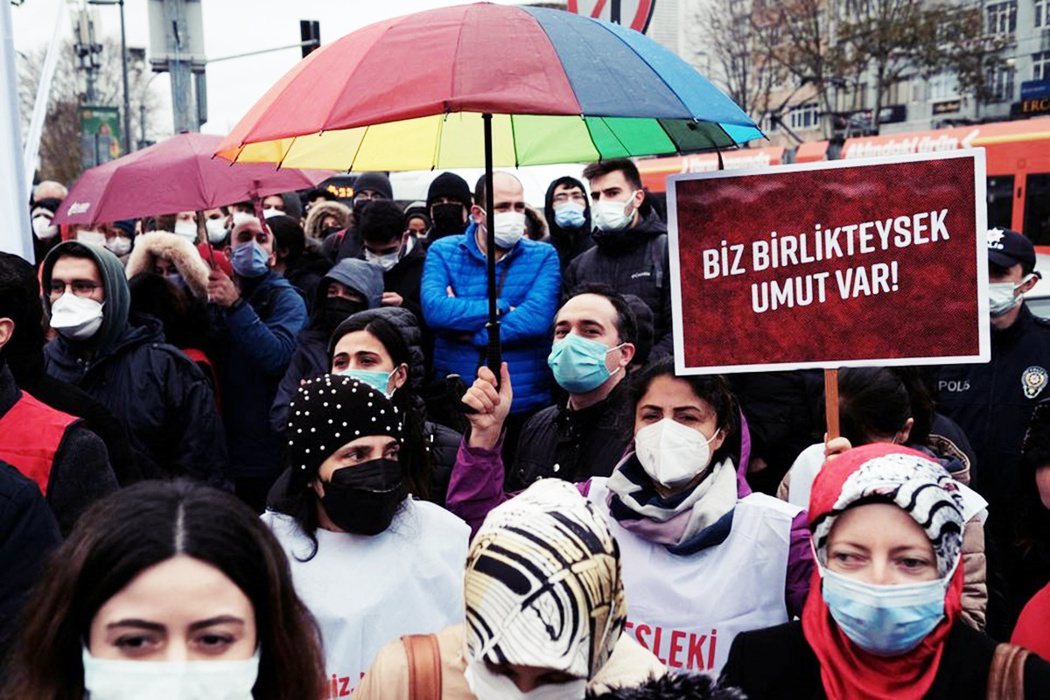 2021 年 12 月 15 日，伊斯坦堡醫療工作者們發起一場抗議低薪和惡劣工作...