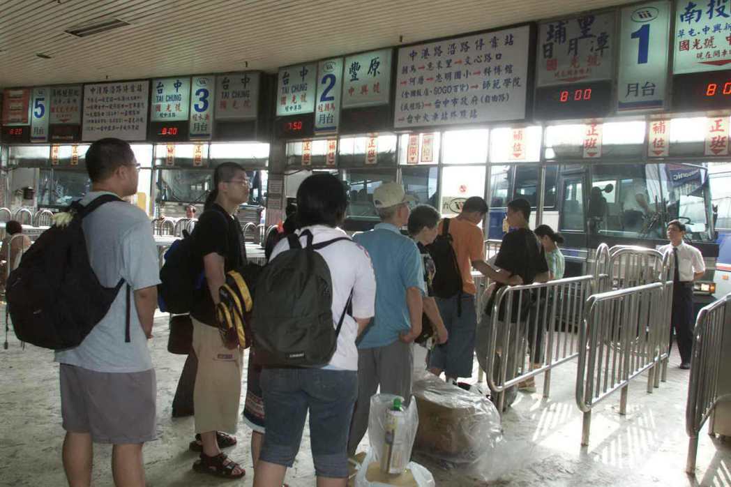 台灣汽車客運因累積虧損高達400億元，面臨交通部要求儘速民營化。留任的一千多名員工，每人出資三十萬元，在2001年6月成立現在大家熟悉的「國光客運」。圖為已經拆除的國光客運台北西站。 圖／聯合報系資料照