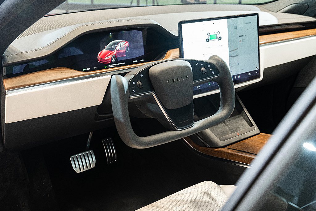 特斯拉Model S與Model X配備17吋2,200x1,300高解析度觸控...