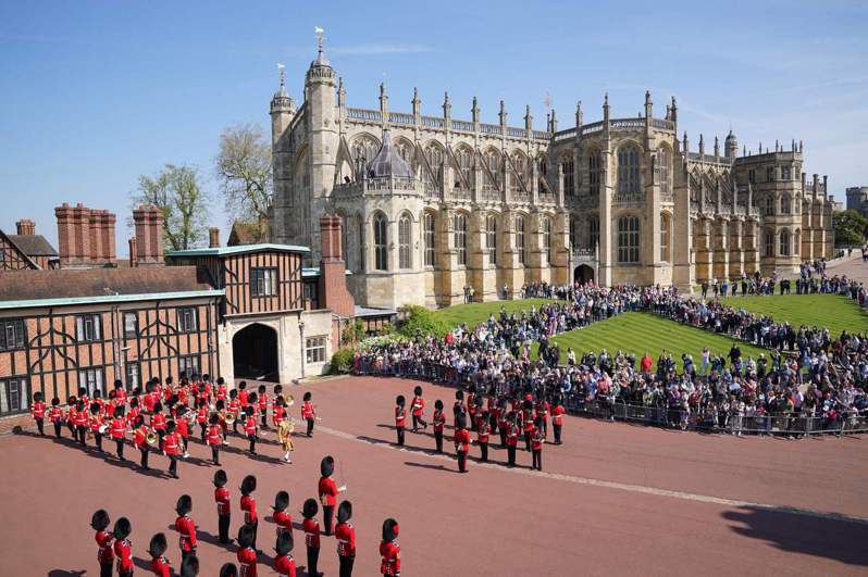 图为2022年4月21日英国皇家卫队在温莎堡外表演，庆祝英女王96岁生日。 法新社(photo:UDN)