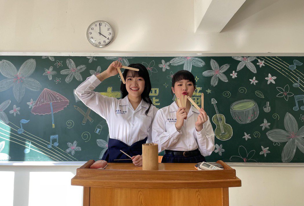 亦彤(左)跟妹妹亦岑組成「彤溫岑二重唱」，推出客語專輯「同溫層的歌」。圖／大賞門文化提供