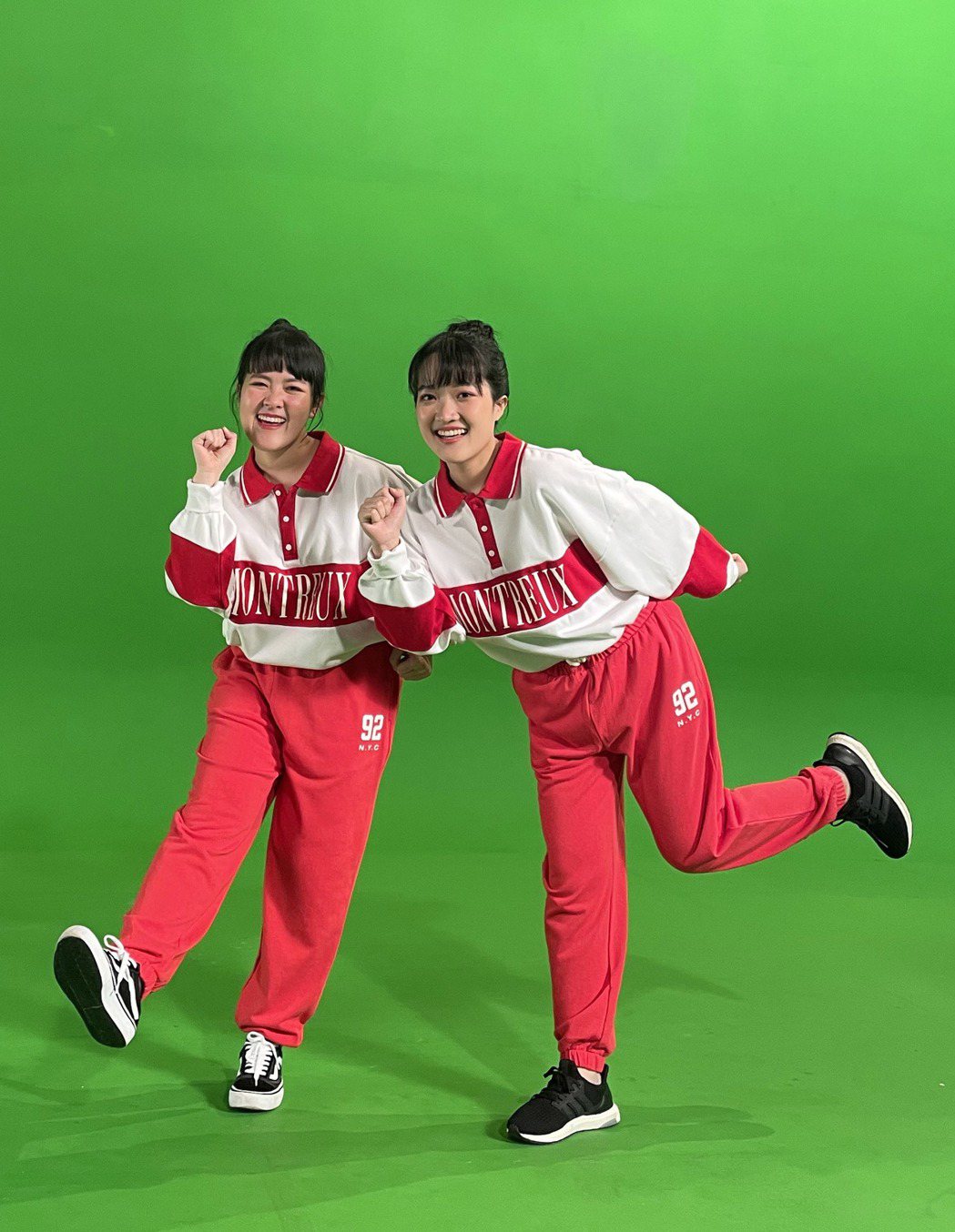 「彤溫岑二重唱」亦岑(左)跟姊姊亦彤在MV中扮演各行各業的人。圖／大賞門文化提供