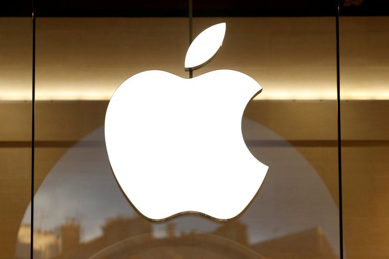LeaksApplePro爆料說，蘋果電動車採用鈦合金，要價超過10萬美元，可能委由鴻海組裝。路透