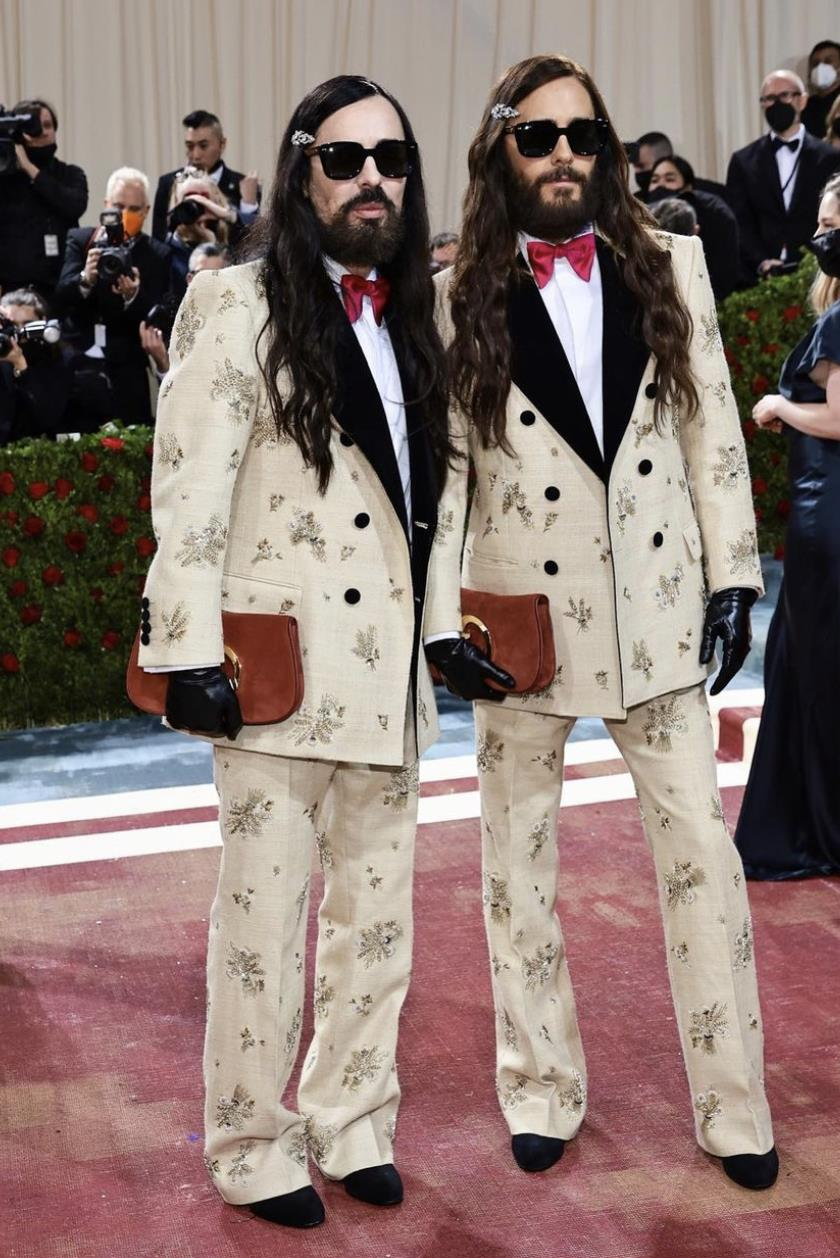傑瑞德雷托今年在Met Gala紅毯上與本來就有明星臉的GUCCI創意總監Alessandro Michele化身雙胞胎，以同樣的衣服、同樣的髮型現身，帶來超強戲劇效果。圖／GUCCI提供