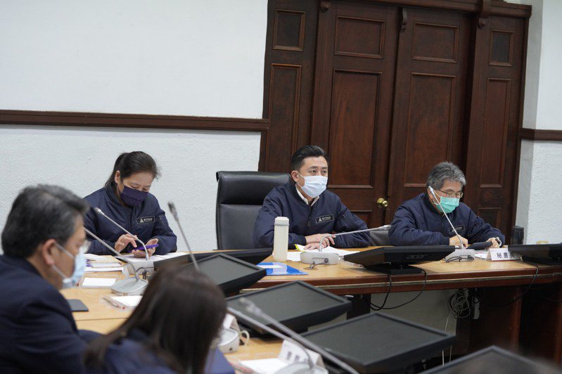 新竹市長林智堅今開防疫會議，宣布三項防疫措施調整。圖／市府提供