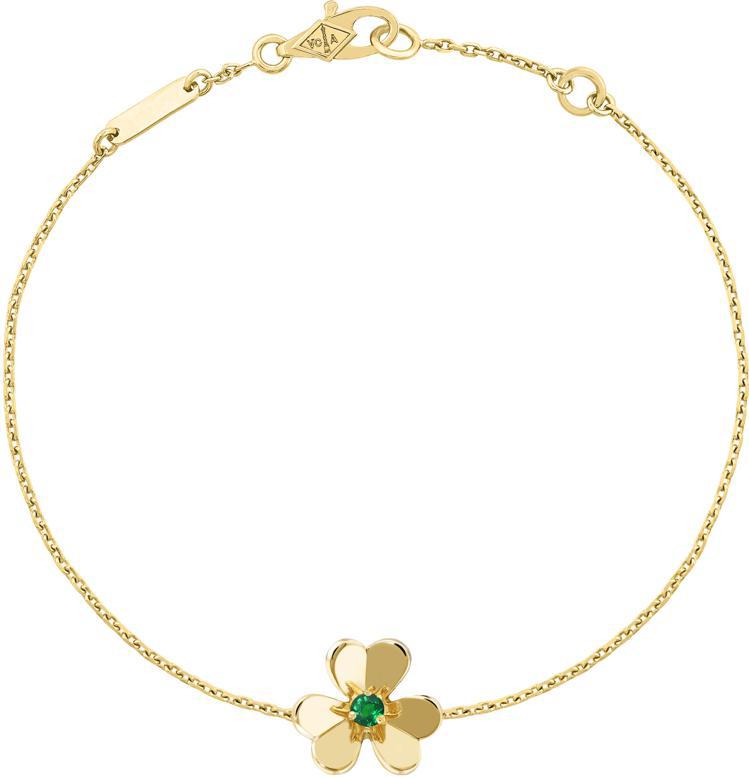 Frivole祖母綠手環，黃K金鑲嵌1顆祖母綠，約63,000元。圖／梵克雅寶提供