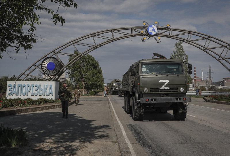 俄羅斯軍車1日行駛於烏克蘭東南部安赫德的紮波羅熱核電廠前。歐新社