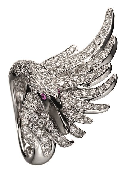 Boucheron Cypris天鵝戒指，黑化白金750，鑲嵌183顆鑽石與2顆紅寶石，123萬元。圖 / Boucheron提供