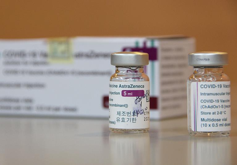 最新報告顯示，AZ疫苗與mRNA疫苗，在施打兩劑後，預防住院及死亡具有相同的保護力。圖／聯合報系資料照片