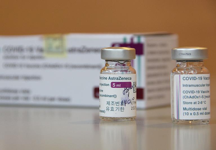 最新報告顯示，AZ疫苗與mRNA疫苗，在施打兩劑後，預防住院及死亡具有相同的保護...