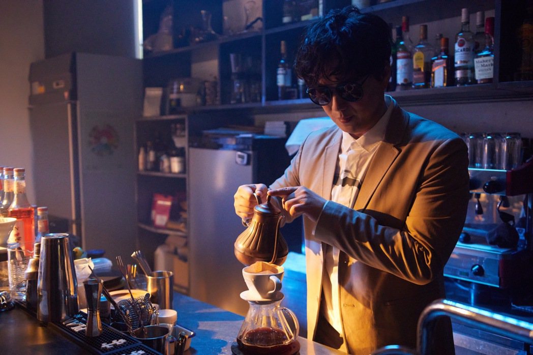 蕭煌奇在新歌「說故事的歌」MV中化身咖啡師。圖／環球音樂提供