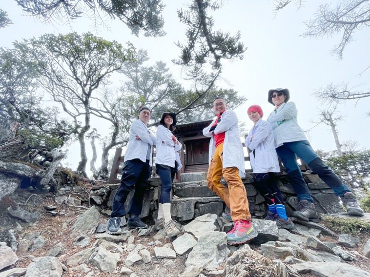 黃漢斌醫師(右三)帶領秀傳醫療體系的醫護人員，在能力範圍之內為山友出一分力，他說...