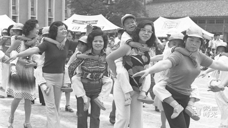 圖說：第一屆幼兒體能運動大會，十六日上午九時在台北女師專舉行，會中親子健康操表演。日期：1976/05/16。攝影：田潔生。來源：聯合報。
