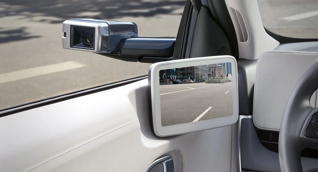 新年式英國版本Hyundai IONIQ 5成為了第一款配有車外數位後視鏡的歐規...
