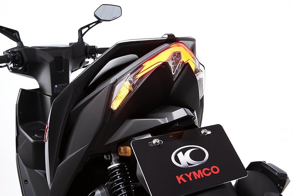 KYMCO VJR 125 4V/TCS進化採用飛掠式尾翼，搭配LED導光條尾燈...
