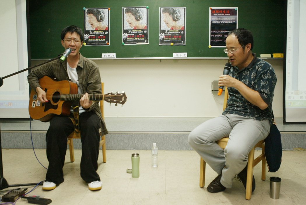 唱客家歌推農業運動的金曲獎得主林生祥(左)與詩人鍾永豐(右)。圖／聯合報系資料照