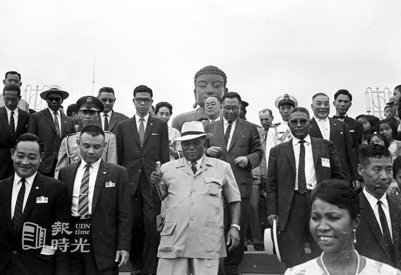 馬拉加西共和國總統齊拉納（白帽者）六日至彰化參觀八卦山大佛。圖／聯合報系資料照(1962/04/06 王萬武攝影)
