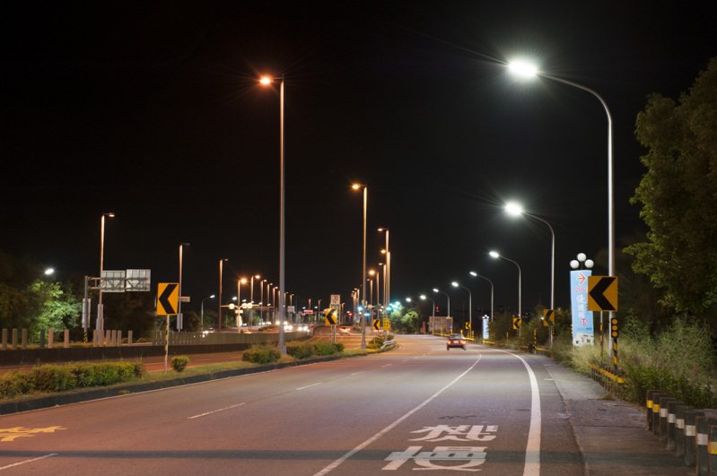 台南市工務局正進行全市路燈汰換，把傳統路燈換成LED燈。圖／南市工務局提供