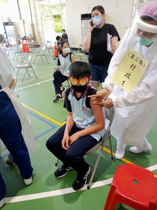▲凱歌園少年中途之家安置的少年正在進行BNT疫苗施打（圖片來源：凱歌園少年兒童之家FB）