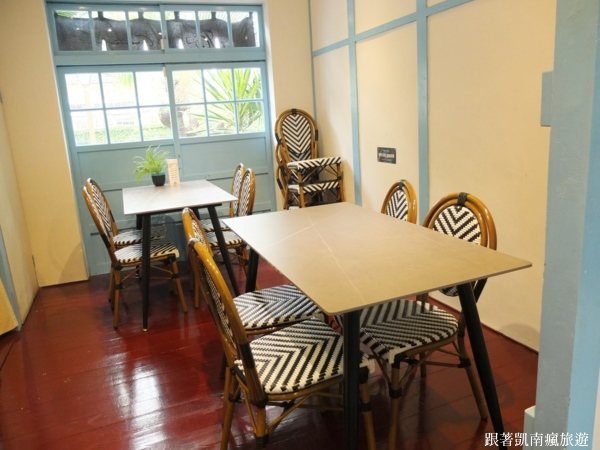 此空間內設置了兩桌4人座，坐在這裡用餐，感受那個年代阿猴城日式眷村風情