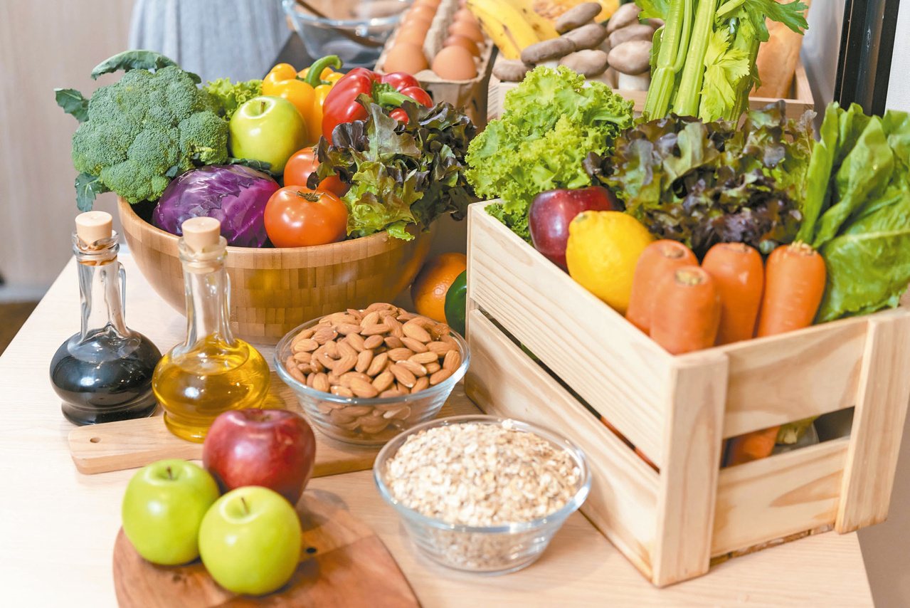 對抗病毒，多攝取全穀類、根莖類、堅果、豆類、蔬菜水果等，有益腸道健康、增強免疫力。圖╱123RF