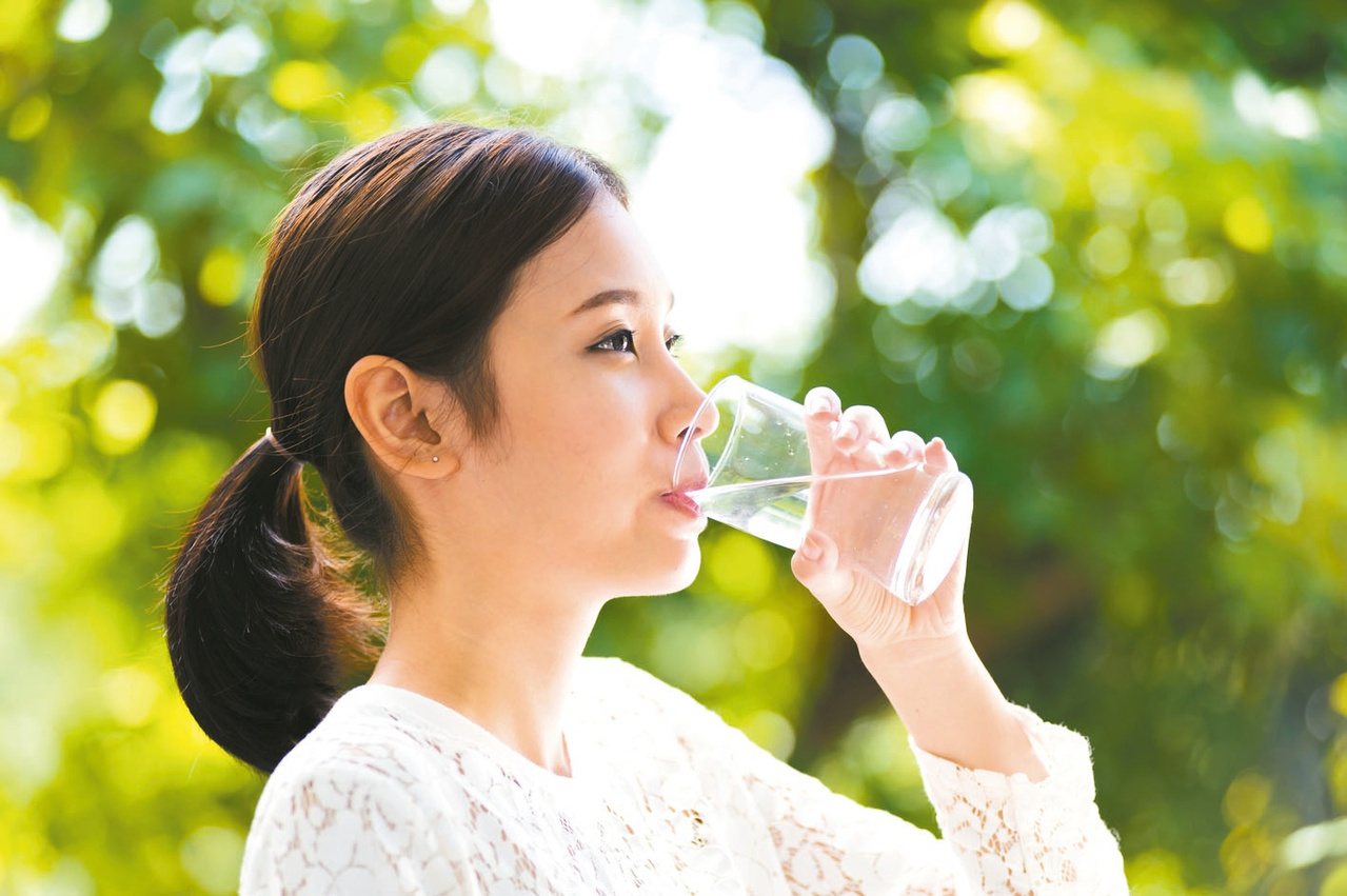 喝水可以增加新陳代謝，比較不易生病，還可避免肥胖。圖／123RF