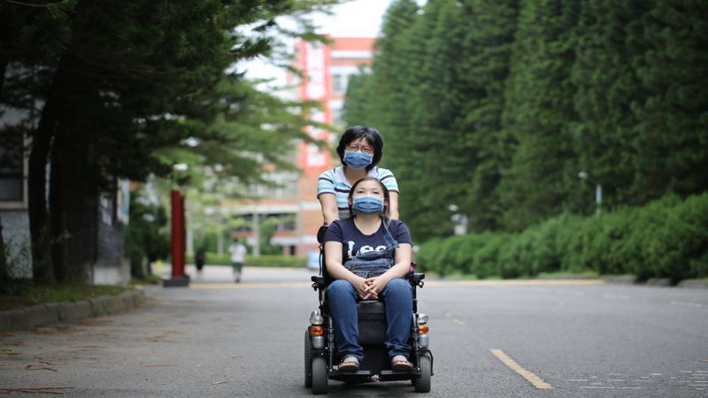 中華大學企管系大四生吳中云入圍總統教育獎，因腦癌幾近全盲，母親陪她上學13年，當她眼睛。圖／中華大學提供