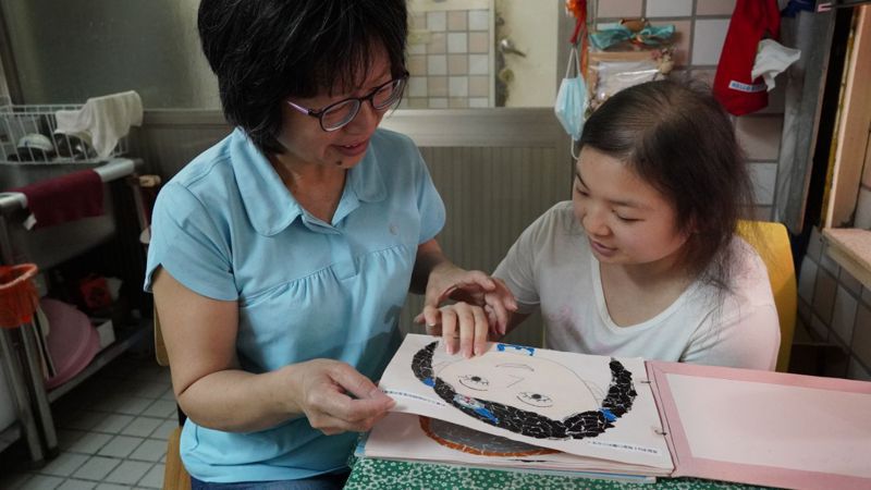 小學三年級復學後吳母就陪著女兒上學，當吳中云的眼睛，13年如一日。圖／中華大學提供