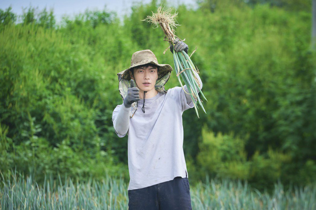 李民基飾演廉家二哥，周間上班，周末得幫忙家中農活。圖／Netflix提供