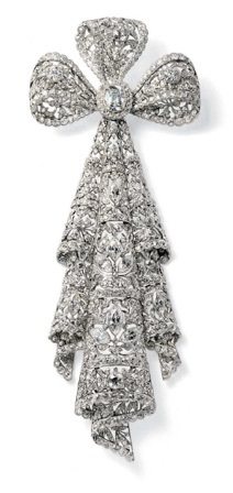Stromae配戴的卡地亞垂墜蕾絲骨董胸針鉑金與18k白金鑲嵌鑽石。 圖／卡地亞提供