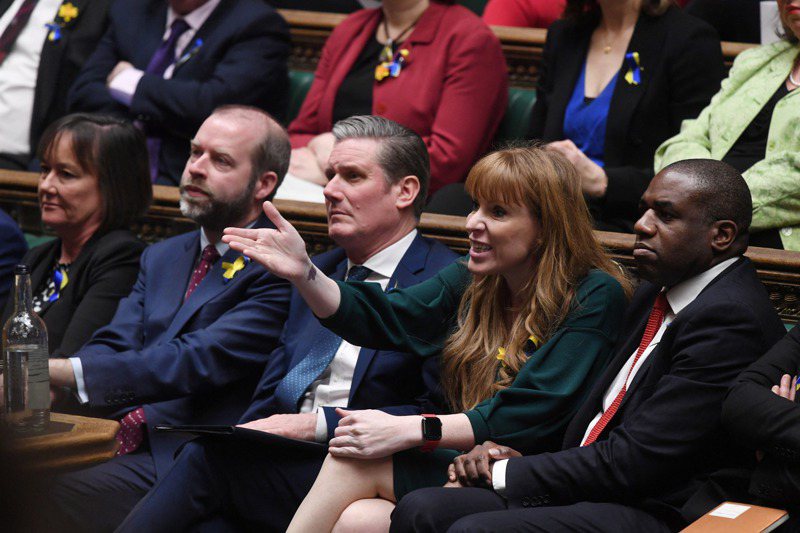 英國下議院議員、工黨副黨魁芮納（右二）質詢首相話鋒犀利，英國小報卻拿她的坐姿穿著和出身背景做文章。路透