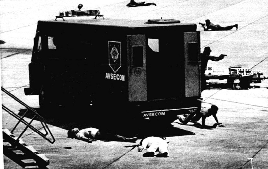 1983 年 8 月，馬尼拉機場停機坪射向反對派領袖艾奎諾的那一槍，從此改變了菲...