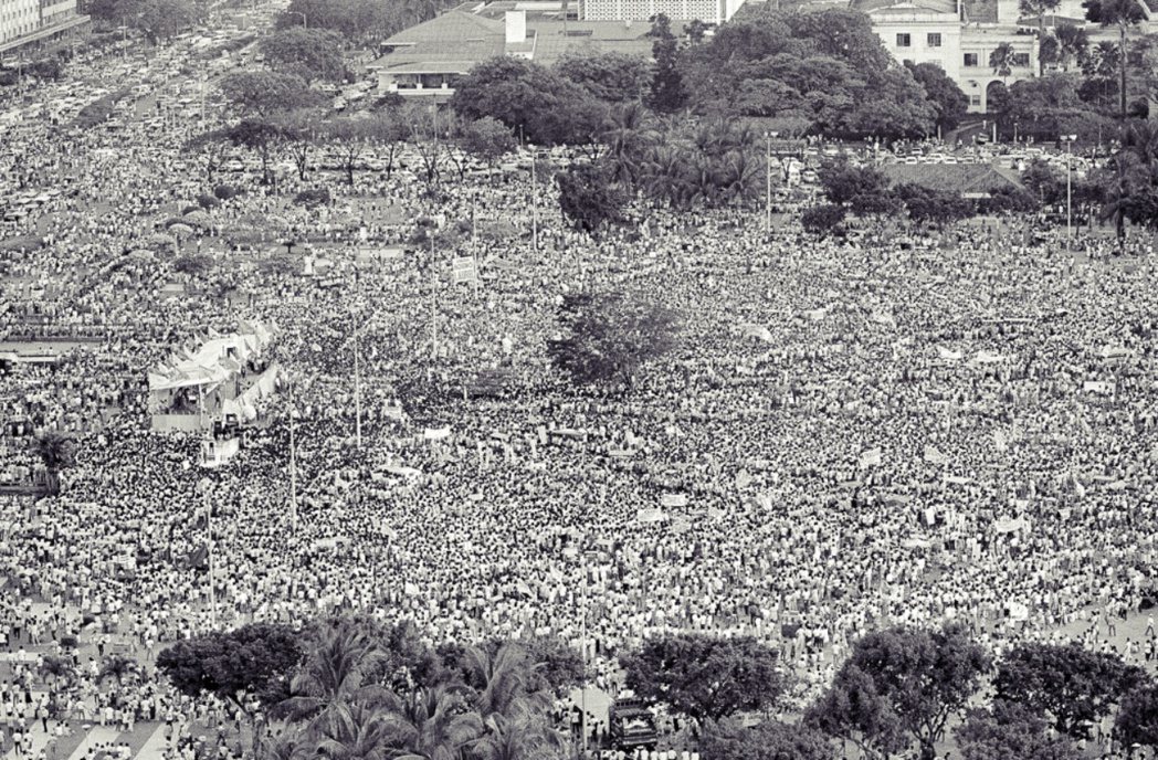 1986 年 2 月 24 日的馬尼拉，街上滿滿都是示威的民眾。 圖／美聯社