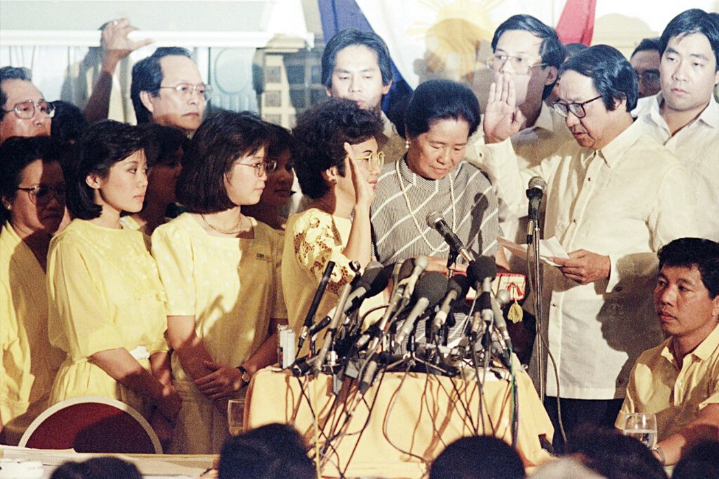 1986 年 2 月 25 日，柯拉蓉宣布就職，成為亞洲第一位女性總統。 圖／美...