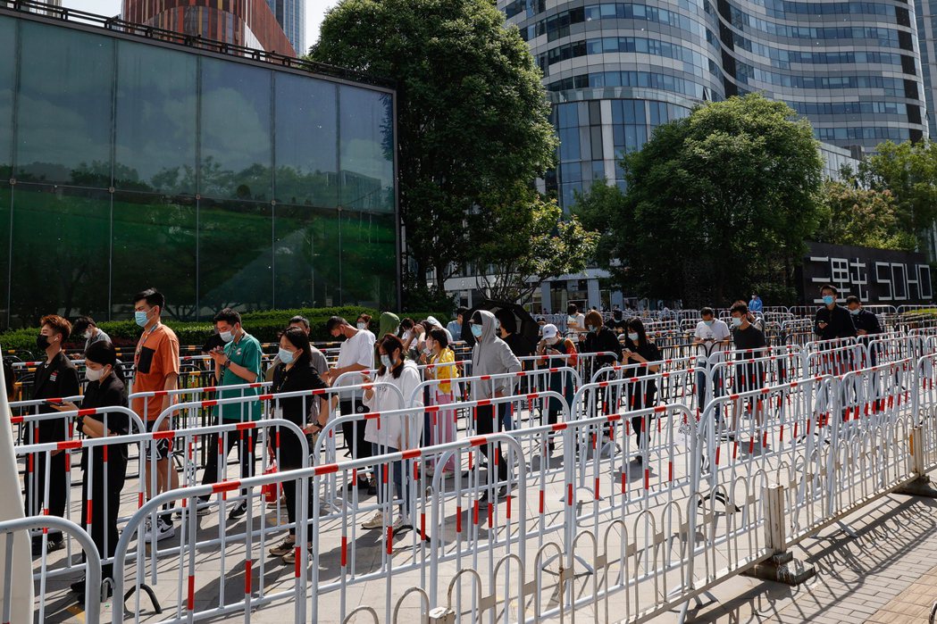 北京官方稱疫情嚴峻，排隊做PCR篩檢成為北京民眾的新日常。 圖／歐新社