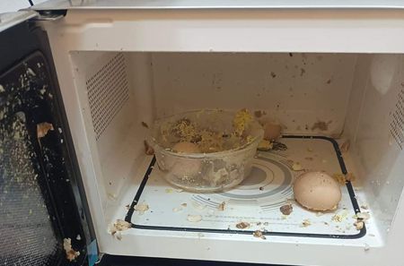 有網友使用微波爐加熱5顆茶葉蛋5分鐘，結果傳出爆炸聲，蛋都面目全非。圖擷自Facebook