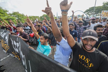 斯里蘭卡民眾示威，抗議政府無能解決經濟危機。最近斯里蘭卡爆發債務違約事件，可能是新興市場經濟體中第一張倒下的骨牌。圖／歐新社