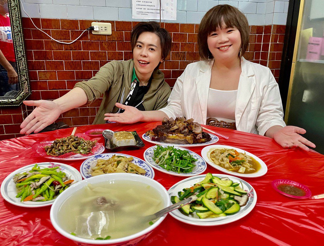 江惠儀(左)、楊淑喻大嗑萬巒豬腳等菜餚。圖／無限美好文創娛樂提供