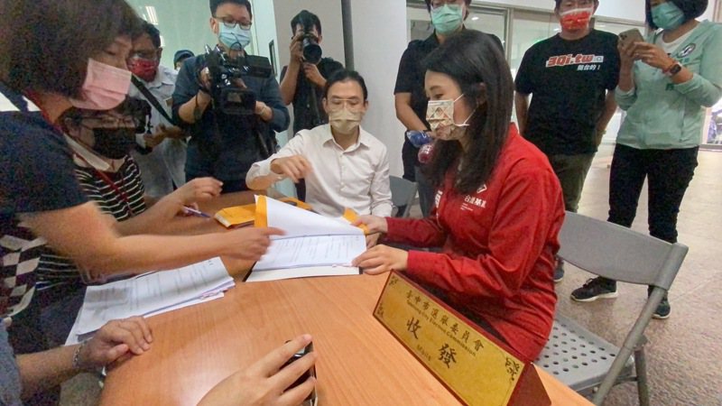 台灣基進黨參選人李雨蓁(紅衣者)今天與律師遞交訴願書。記者林佩均／攝影