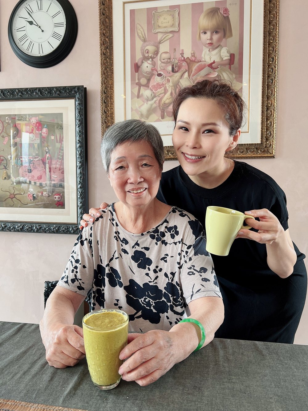 周蕙（右）為高齡82歲的媽媽化身小廚娘，耐心照顧媽媽生活起居。圖／華研國際提供