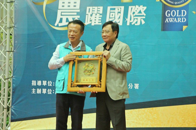 「旺萊山鳳梨醋」前年榮獲世界金牌大賞殊榮，縣長翁章梁(左)頒獎表揚。圖／旺萊山提供