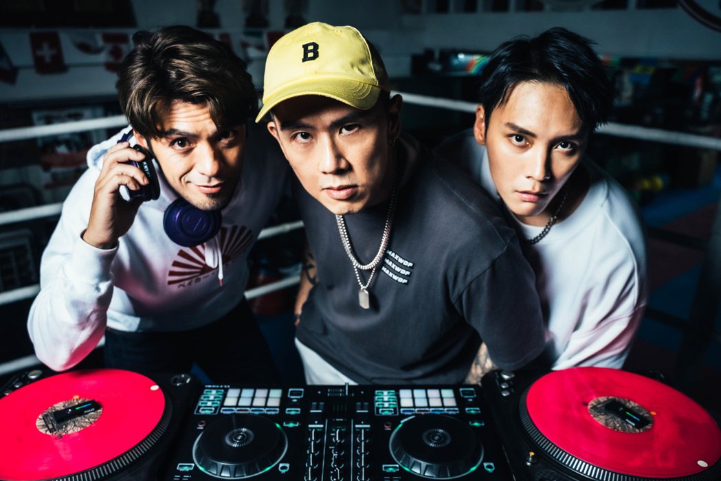 左起DJ宗華、大隸、劉漢之，3人為電影「鐵拳巴圖」主題曲「鐵拳」獻聲。圖／本勢娛