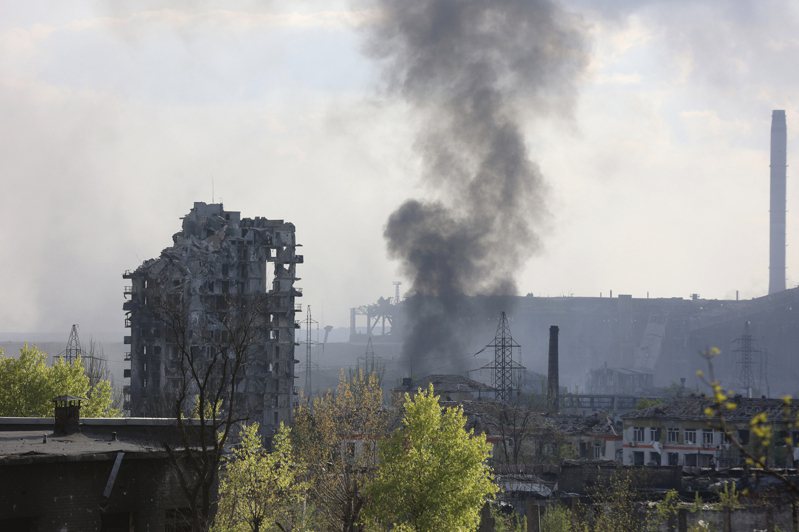 烏克蘭稱俄羅斯對亞速鋼鐵廠的進攻已經恢復，而莫斯科當局則承諾停火讓人道主義走廊開啟。美聯社