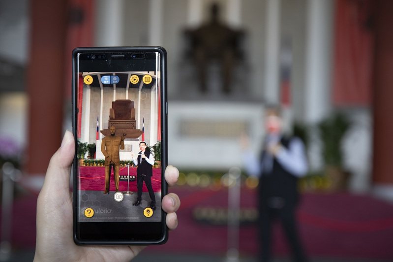 「漫遊國父紀念館App」已於Google_Play及App_store正式上架，除了介紹國館古蹟建築20個小故事，更讓坐姿高5.8公尺的國父銅像站起來。圖／國父紀念館提供