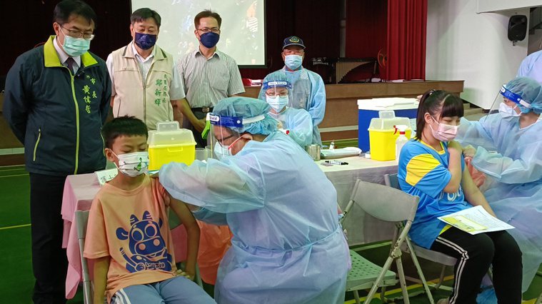 台南兒童疫苗由新營南梓實小五十一名學童率先開打。記者謝進盛／攝影