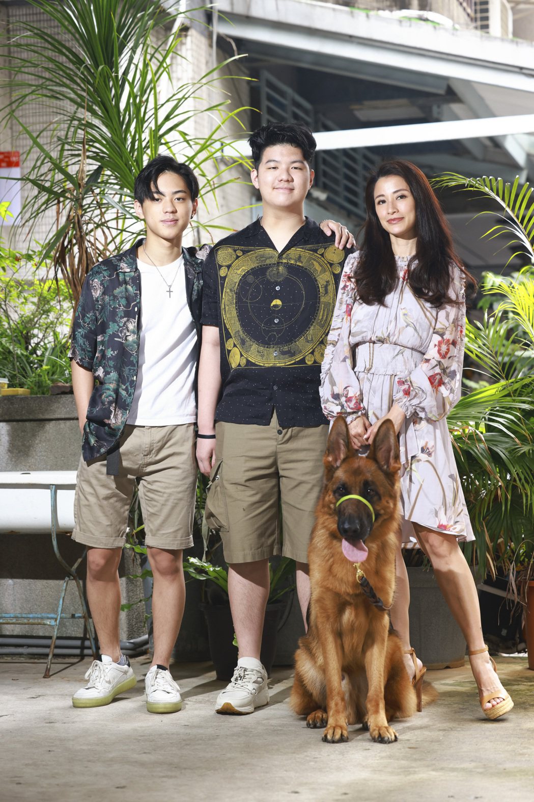 李蒨蓉(右起)與大兒子、小兒子及愛犬「一家四口」齊亮相。記者王聰賢／攝影