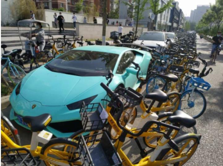 北京地鐵站多處關閉，市民改騎單車上班，停在路邊的共享單車太多把路邊的藍寶堅尼跑車...